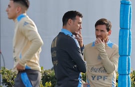 El entrenador de la selección argentina de fútbol Lionel Scaloni (d) habla con el jugador Lionel Messi (d), durante un entrenamiento en el predio Lionel Andrés Messi en Ezeiza, provincia de Buenos aires (Argentina).