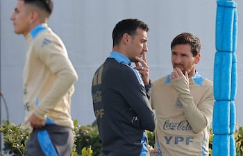 El entrenador de la selección argentina de fútbol Lionel Scaloni (d) habla con el jugador Lionel Messi (d), durante un entrenamiento en el predio Lionel Andrés Messi en Ezeiza, provincia de Buenos aires (Argentina).