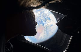 Esta imagen difundida por un miembro de la tripulación de Artemis II y proporcionada por la NASA muestra a la especialista de misión Christina Koch mirando hacia la Tierra a través de la ventana de la nave espacial Orion spacecraft el 2 de abril de 2026.