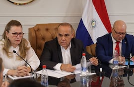 La ministra María Teresa Barán, el titular del Congreso Basilio "Bachi" Núñez y el ministro Óscar Lovera.