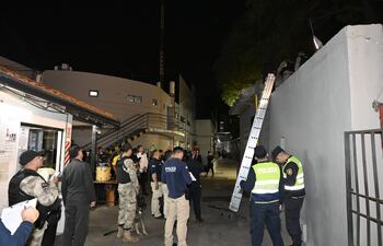 La Policía intervino durante los incidentes registrados en el Debut del Centenario.