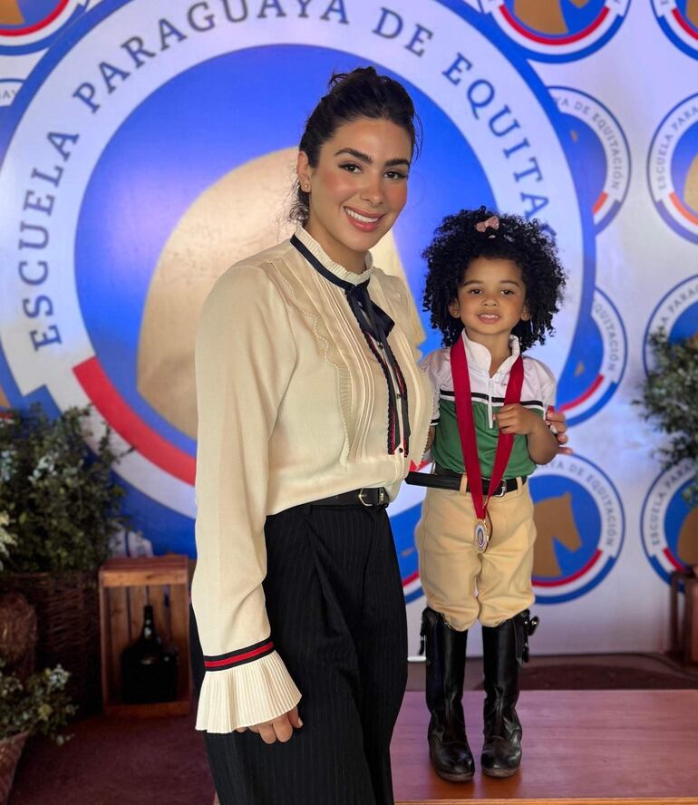 Diana y su pequeña estrella de las citas ecuestres Alaia Rodríguez Ramírez.