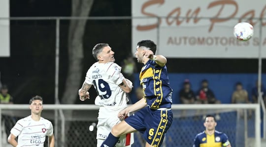 Duelo aéreo entre el delantero de Cerro Porteño Pablo Vegetti y el zaguero de Sportivo Trinidense Axel Cañete.