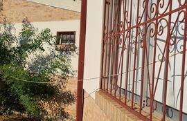 Hacen pasar un cable de alargue a través de una ventana, de una sala a otra, para tener energía eléctrica en el Centro Integral de Educación Especial Don Héctor Duarte.