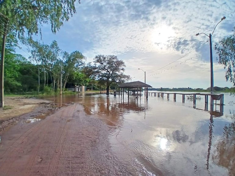 El río Jejuí desborda y corta caminos en San Pedro de Ycuamandyyú, Angelita  y en Poroto.