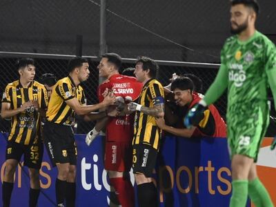 El argentino Gaspar Servio (rojo), futbolista de Guaraní, celebra un gol en el partido frente a Olimpia por la duodécima fecha del torneo Apertura 2025 del fútbol paraguayo en el estadio Defensores del Chaco, en Asunción, Paraguay.