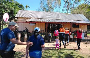 Funcionarios de la SEN y de otras instituciones siguen trabajando en el relevamiento de datos  a las familias afectadas  por el  temporal