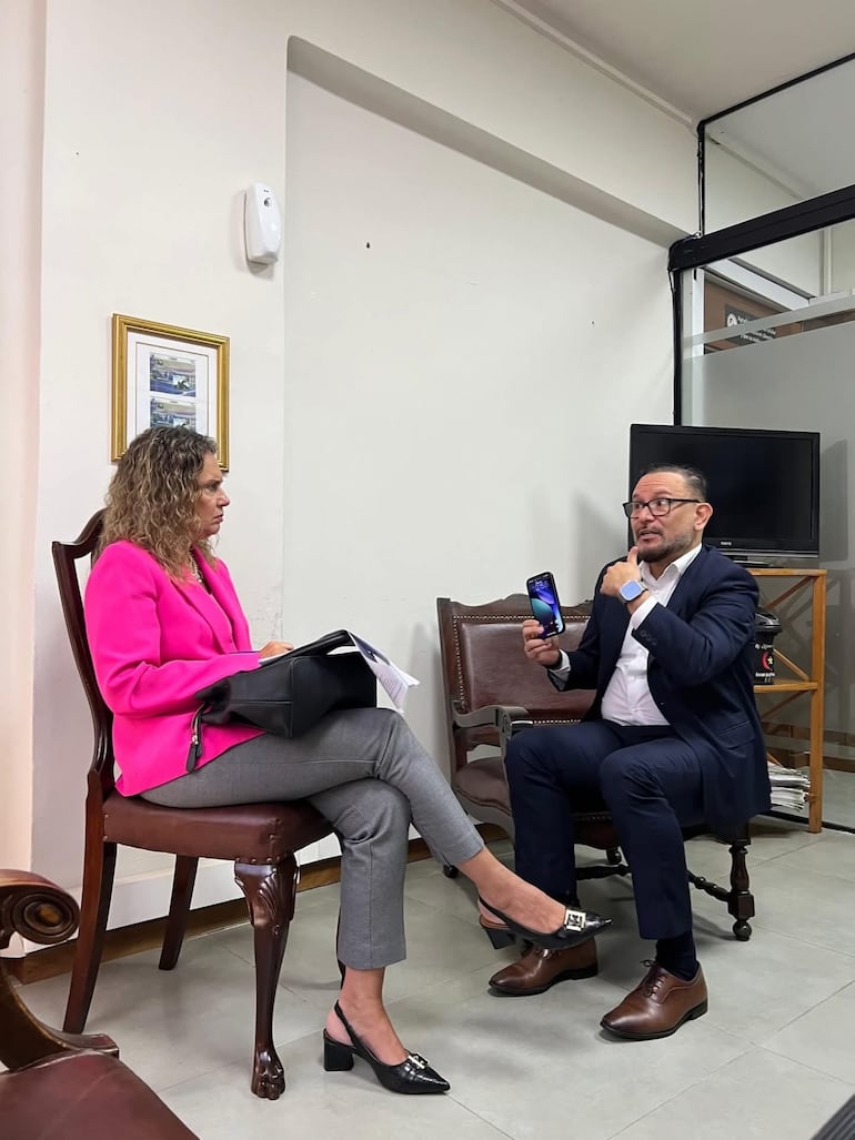 La diputada Rocío Vallejo (PPQ) reunida con Derlis León, gerente de Salud del IPS.