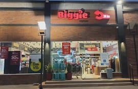Foto tomada esta madrugada del supermercado "Biggie Express", donde se registró el asalto.
