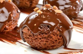 Brownies de caco y dulce de leche.