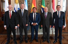 De izquierda a derecha los cancilleres de Uruguay, Mario Lubetkin; Argentina, Pablo Quirno; Bolivia, Héctor Francisco Huanca, Brasil, Mauro Vieira, y Paraguay, Rubén Ramirez Lezcano, posan tras una reunión de ministros de Relaciones Exteriores del Mercosur este miércoles, en el Palacio Santos en Montevideo (Uruguay). EFE/ Federico Gutiérrez