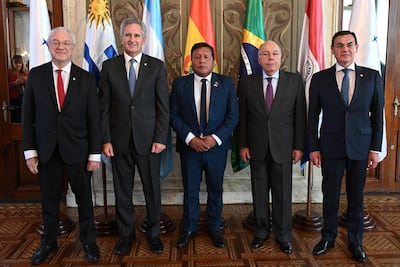 De izquierda a derecha los cancilleres de Uruguay, Mario Lubetkin; Argentina, Pablo Quirno; Bolivia, Héctor Francisco Huanca, Brasil, Mauro Vieira, y Paraguay, Rubén Ramirez Lezcano, posan tras una reunión de ministros de Relaciones Exteriores del Mercosur este miércoles, en el Palacio Santos en Montevideo (Uruguay). EFE/ Federico Gutiérrez