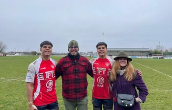 Octavio (i) y Augusto, prometedores rugbiers en Francia, junto a sus padres César y Nathalia.