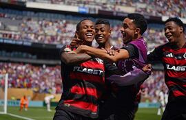 Wallace Yan (i) de Flamengo celebra con sus compañeros el tercer gol de su equipo, que sorprendió y remontó al Chelsea por 3-1.