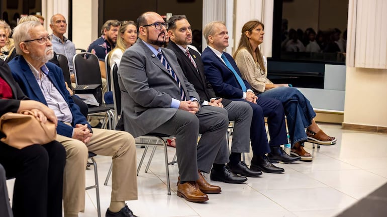 Durante la conferencia se analizaron los factores que influyen en el desarrollo de las adicciones y la importancia de intervenir tempranamente mediante acciones coordinadas entre la academia, la salud y la sociedad civil.