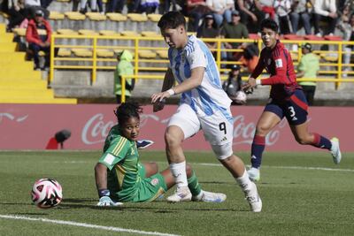 AMDEP6460. BOGOTÁ (COLOMBIA), 08/09/2024.- Kishi Núñez (d) de Argentina disputa un balón con Génesis Pérez (abajo) de Costa Rica este domingo, en un partido del grupo F de la Copa Mundial Femenina sub-20 entre las selecciones de Argentina y Costa Rica en el estadio de Techo en Bogotá (Colombia). EFE/ Carlos Ortega