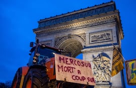 Agricultores franceses protestan contra el acuerdo entre la Unión Europea y el Mercosur, este jueves en París.