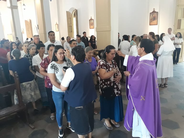 Realizan imposición de ceniza en la parroquia Nuestra Señora Virgen del Rosario.