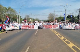 Médicos de Misiones se manifestaron en el cruce Santa María de Fe.