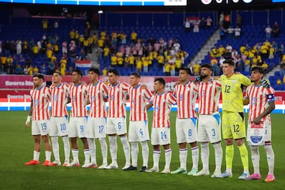 Jugadores de Paraguay forman este viernes, previo a un partido amistoso entre las selecciones de Colombia y Paraguay en el estadio Sports Illustrated en Nueva Jersey (Estados Unidos).