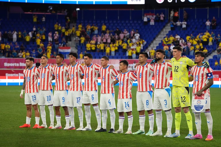 Jugadores de Paraguay forman este viernes, previo a un partido amistoso entre las selecciones de Colombia y Paraguay en el estadio Sports Illustrated en Nueva Jersey (Estados Unidos).