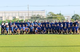 Componentes del plantel arbitral A de la Asociación Paraguaya de Fútbol, en la sede del Comité Olímpico Paraguayo, en Luque.