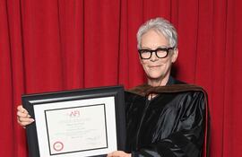 Jamie Lee Curtis muestra su diploma en el Teatro Chino TCL en Hollywood, California. (Araya Doheny/Getty Images/AFP)