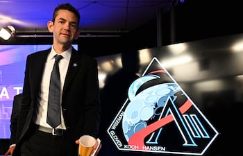 El administrador de la NASA, Jared Isaacman, se retira al concluir una conferencia de prensa para ofrecer una actualización sobre la misión Artemis II en el Centro Espacial Kennedy, en Cabo Cañaveral, Florida, el 27 de febrero de 2026.