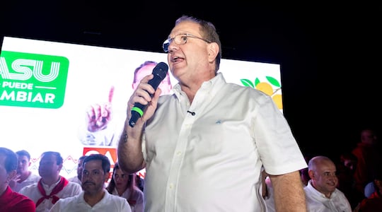 Camilo Pérez (ANR-HC), candidato oficialista a la Intendencia de Asunción, durante un acto de campaña.