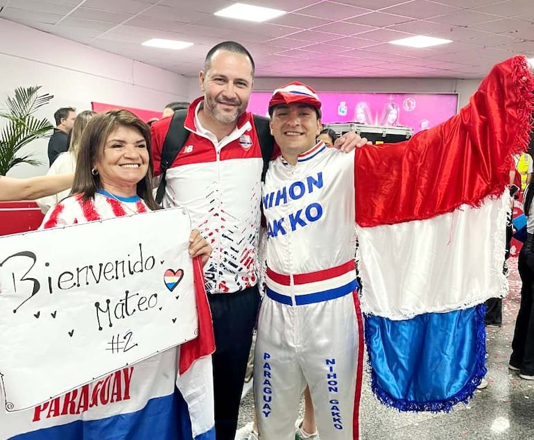 El entrenador de la selección Sub 20 campeona en Santa Fe 2026, Antolín Alcaraz, no se perdió la foto con el Pájaro Campana Junior .