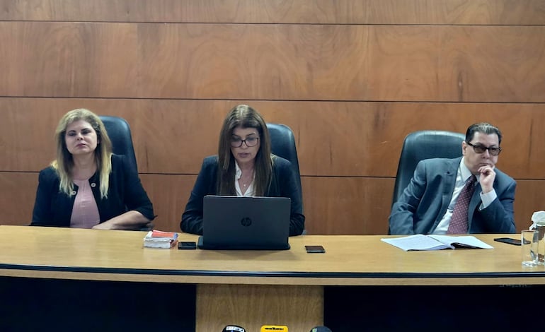 Los jueces Olga Ruiz, Celia Salinas (presidenta) y Victor Alfieri.