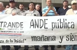 Funcionarios de la Ande se manifiestan frente a la sede de la institución estatal.