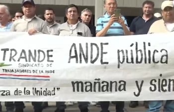 Funcionarios de la Ande se manifiestan frente a la sede de la institución estatal.