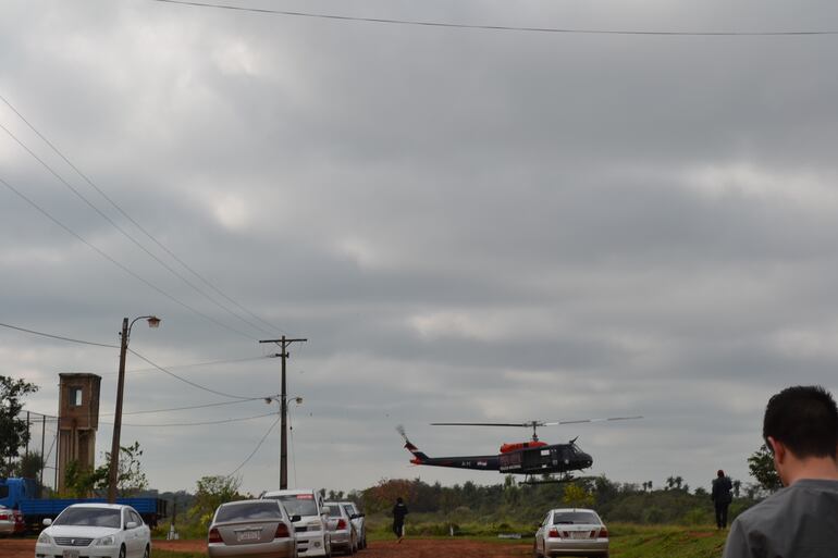 El helicóptero de la Policía Nacional sobrevoló el área de la cárcel de Misiones como medio de apoyo al personal que realizó patrullaje en búsqueda de los reos fugados.