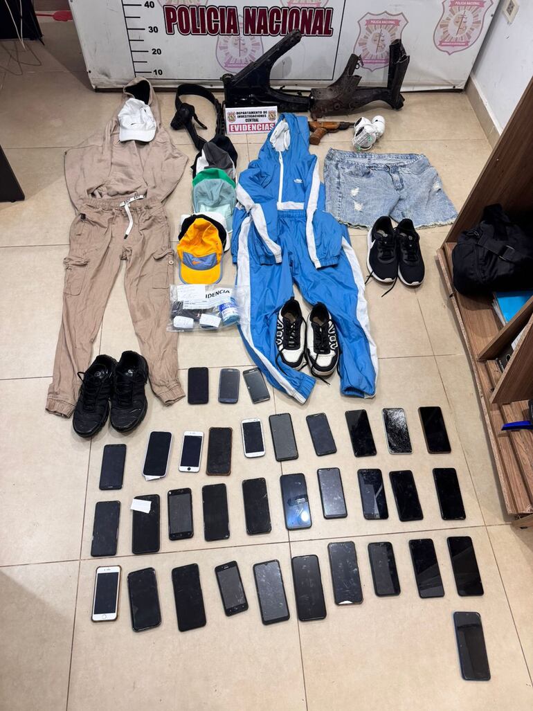En poder de los ahora detenidos también se encontraron 36 celulares, presumiblemente robados.