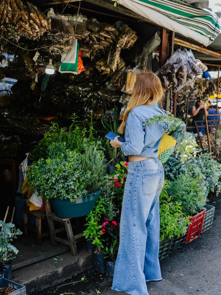 La actriz Bárbara Lombardo comprando "yuyos" en el Mercado 4. (Instagram/Bárbara Lombardo)