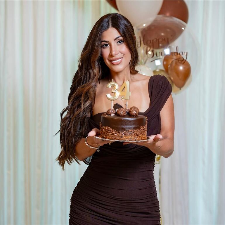 La bella cumpleañera Gabriela Miskinich. (Instagram/Ángel Romero)
