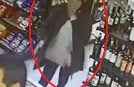 Durante los festejos por Paraguay, mujer escondió vinos bajo la campera y huyó sin pagar en Guarambaré