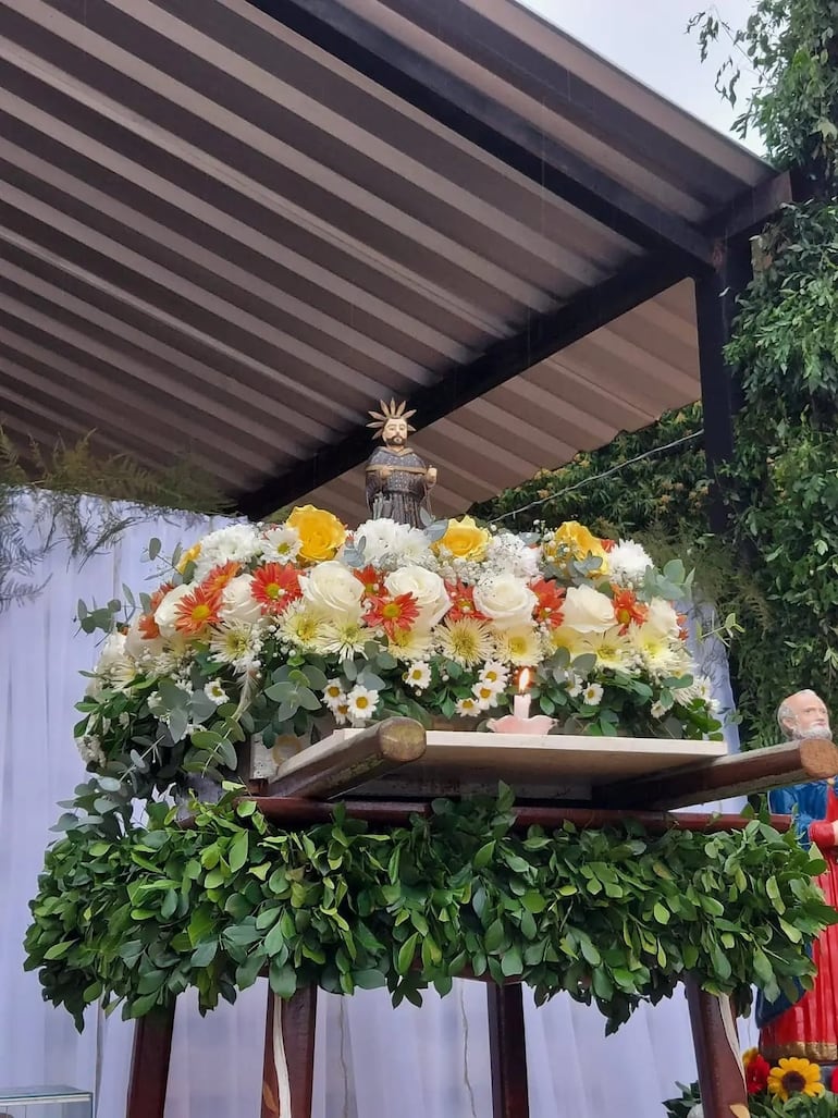 San Francisco Solano es santo porque fue un fraile y misionero español del siglo XVI que dedicó su vida a evangelizar con paz, música y caridad a los pueblos indígenas y defender a los esclavos en América del Sur.