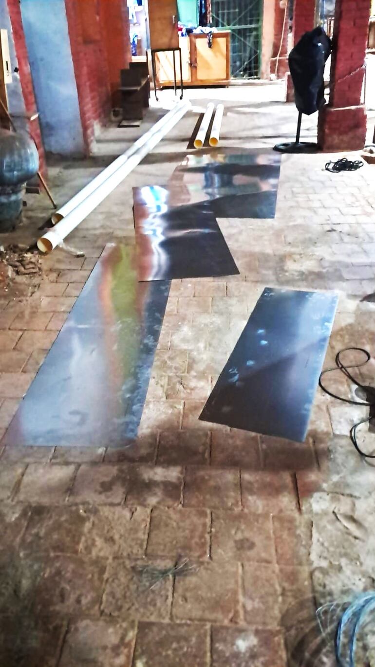 Trabajadores del Mercado Municipal de Carapeguá denunciaron que las lluvias de ayer provocaron inundaciones, debido a que el techo necesita mejoras.