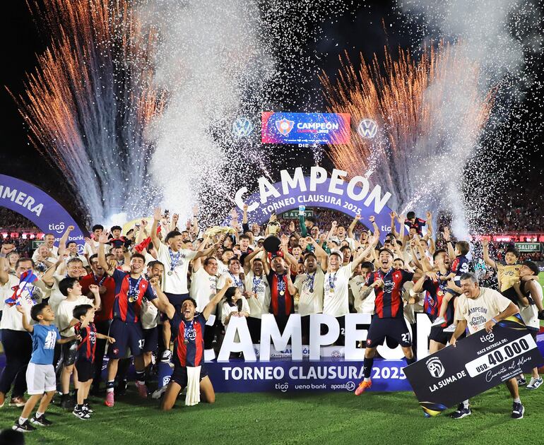 Los jugadores de Cerro Porteño festejan con el trofeo de campeón la conquista del torneo Clausura 2025 de la Primera División de Paraguay en el estadio Defensores del Chaco, en Asunción, Paraguay.
FOTO MARTA ESCURRA