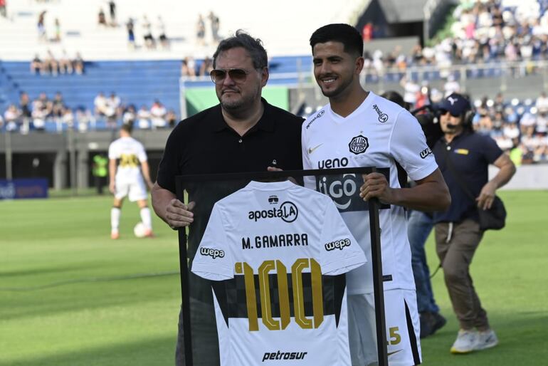 Gamarra recibe una camiseta conmemorativa.