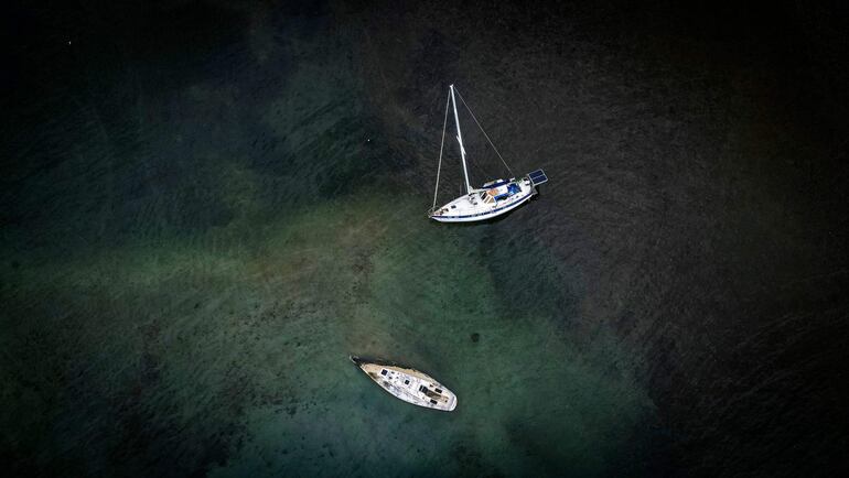 Vista aérea de veleros encallados en la bahía de Puerto Lindo, provincia de Colón, Panamá, el 25 de mayo de 2024. 