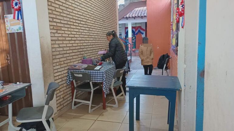 La "sala de profes" también está instalada en uno de los pasillos de la escuela La Residenta de Luque. Las obras debieron entregarse el 30 de marzo.