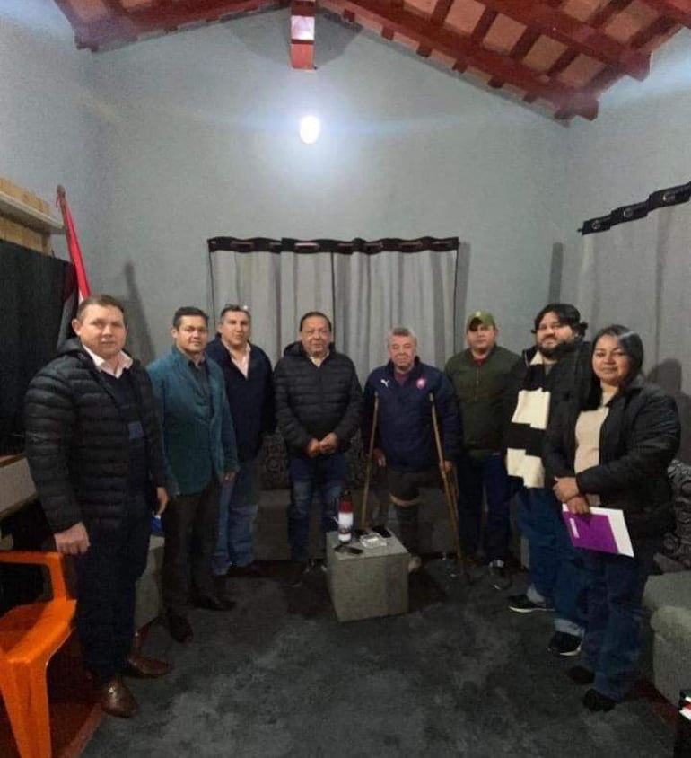 Los concejales que participaron de la reunión privada en Quyquyhó, todos pertenecientes a la Asociación Nacional Republicana (ANR), fueron Carlos Bareiro, Osvaldo Solís, Patrocinio Medina, Osvaldo Samaniego, Alcides Bogarín y Ronal Samaniego. También estuvo presente la secretaria de la Junta Municipal, Liliana Martínez.
