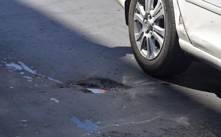 Zonas donde la gestión de Luis Bello "parchó" la avenida Rodríguez de Francia, comienzan a romperse.