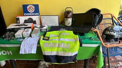 Artículos incautados del domicilio de la suboficial Clara Ruíz Díaz Gómez, ayer en Areguá, y que se presumen habrían sido adquiridos con el dinero producto del soborno que habría recibido su pareja Kevin Montiel.