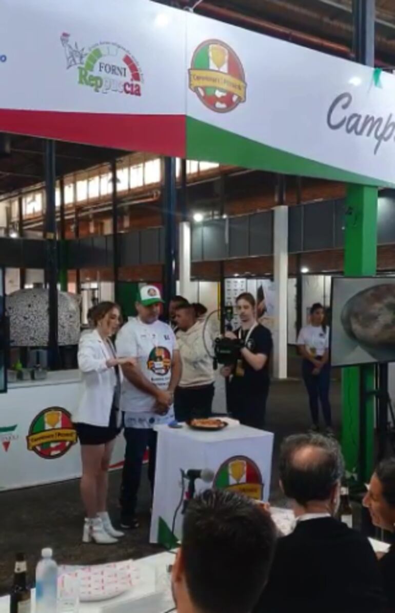 Yegros presentando su pizza al jurado