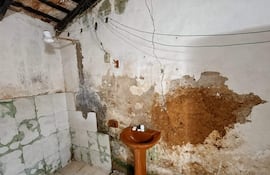 La Comisaría N.º 22 de Colonia César Barrientos presenta un baño en estado crítico, con humedad y deterioro.