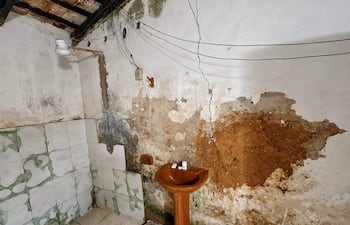 La Comisaría N.º 22 de Colonia César Barrientos presenta un baño en estado crítico, con humedad y deterioro.